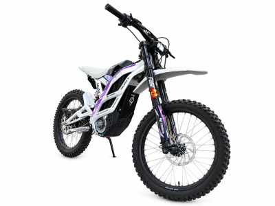 Bicicleta elétrica off-road branca e roxa